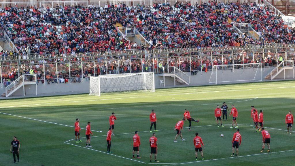 2 de Septiembre del 2017/CALAMA Primer entrenamiento de la Seleccion Chilena de Futbol en Calama, ciudad donde se encuentra concentrada para su partido del martes contra Bolivia por las Eliminatorias a Rusia 2018. El entrenamiento fue abierto al Publico.
FOTO: JUAN RICARDO/AGENCIAUNO.