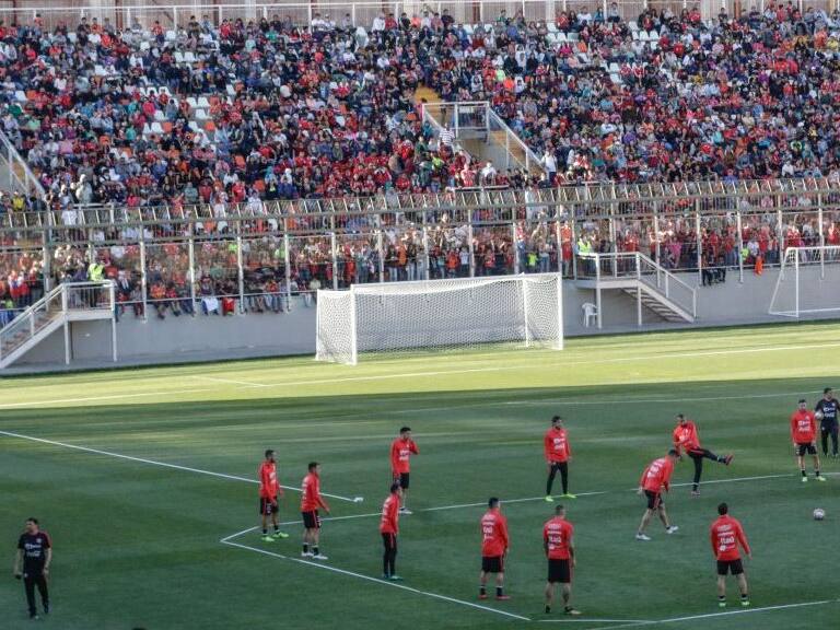 2 de Septiembre del 2017/CALAMA Primer entrenamiento de la Seleccion Chilena de Futbol en Calama, ciudad donde se encuentra concentrada para su partido del martes contra Bolivia por las Eliminatorias a Rusia 2018. El entrenamiento fue abierto al Publico.
FOTO: JUAN RICARDO/AGENCIAUNO.