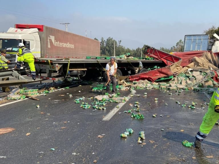 Camión con cervezas se vuelca en Ruta 5 Norte: transeúntes acudieron a robar parte de la carga