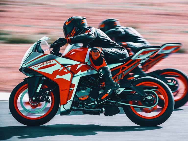Inspirada en el MotoGP: KTM realizó el lanzamiento de la RC 200 2022 en La Serena