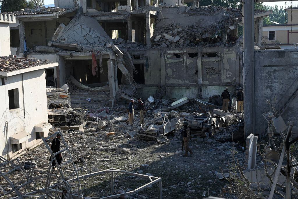 El daño que deja las explosiones en una comisaría en Pakistán