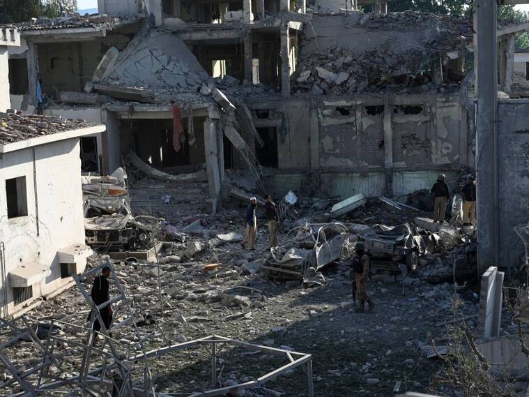 El daño que deja las explosiones en una comisaría en Pakistán