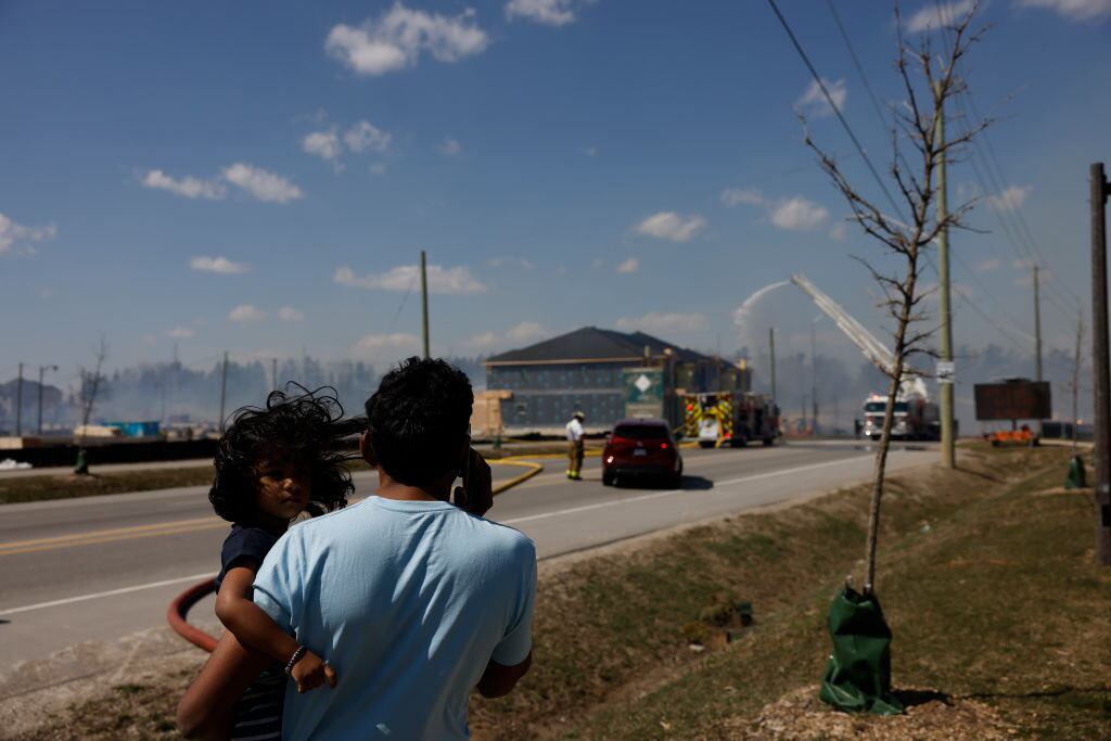 El incendio forestal amenaza las viviendas en Canadá