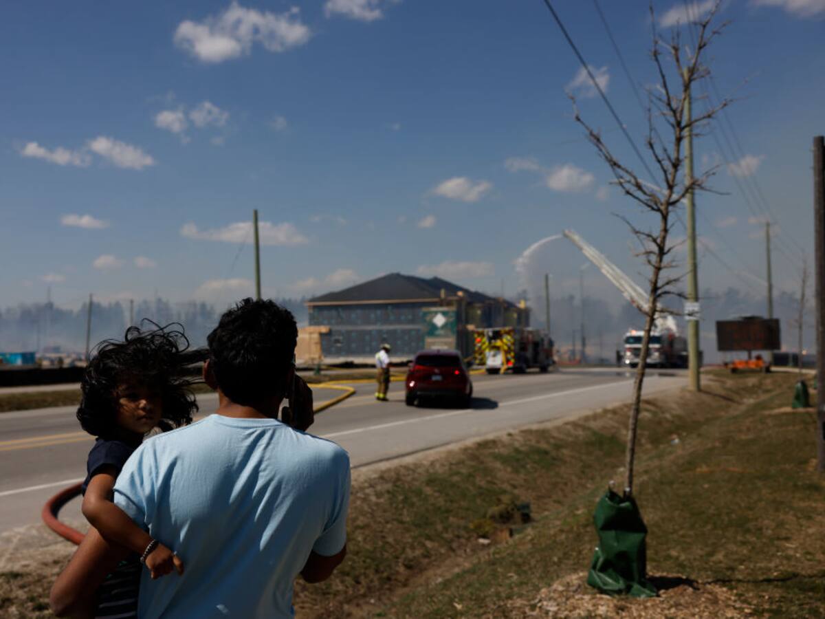 Incendios forestales dejan 25.000 evacuados en Canadá