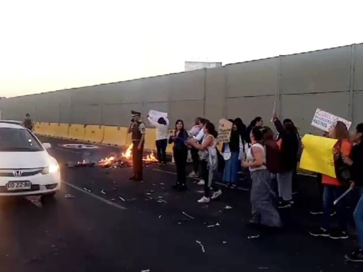 Manipuladoras de alimentos protestan en plena avenida de Peñalolén: denuncian que empresa pagará sus finiquitos en 6 cuotas y desde junio