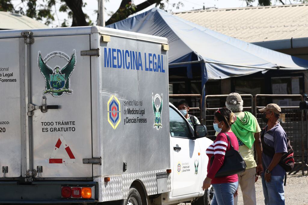Ambulancia forense sale de la cárcel de Guayaquil