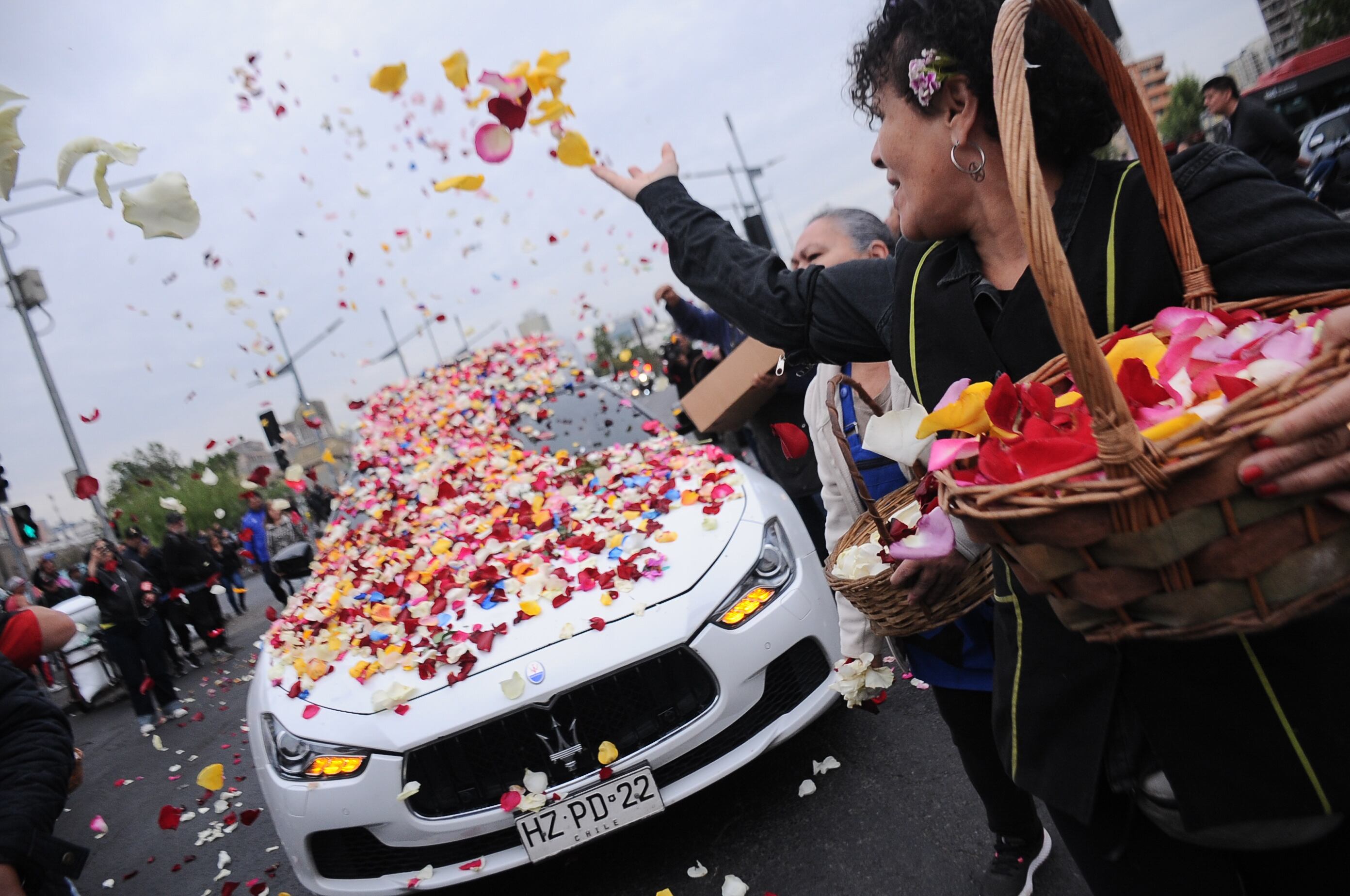 Agencia UNO | El cortejo fúnebre de Esteban Hermosilla pasa por la tradicional Pérgola de las Flores, en la comuna de Recoleta