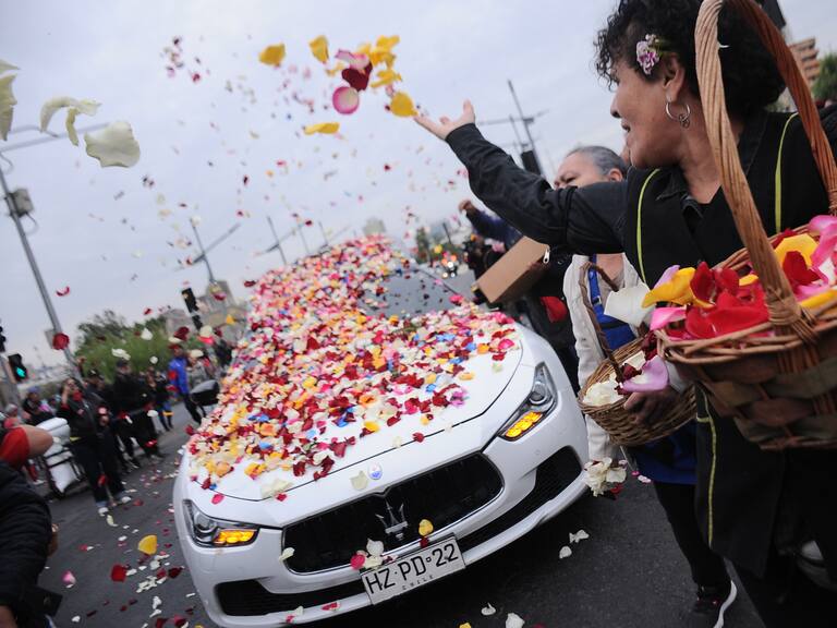 Agencia UNO | El cortejo fúnebre de Esteban Hermosilla pasa por la tradicional Pérgola de las Flores, en la comuna de Recoleta