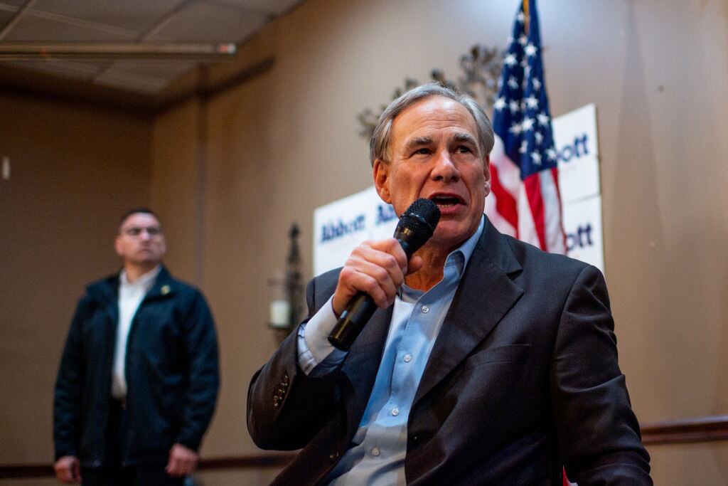 El gobernador republicano de Texas Greg Abbott ante los medios