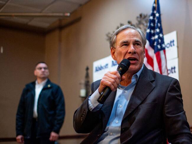 El gobernador republicano de Texas Greg Abbott ante los medios
