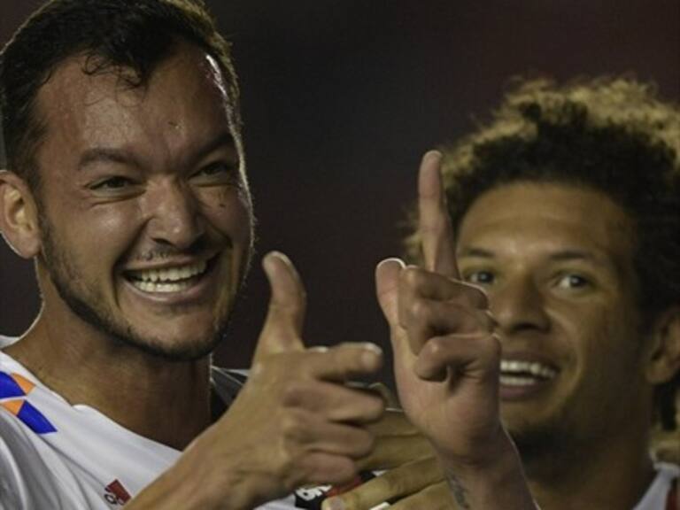 Flamengo abrió la cuenta con un tremendo cabezazo de Réver ante Independiente