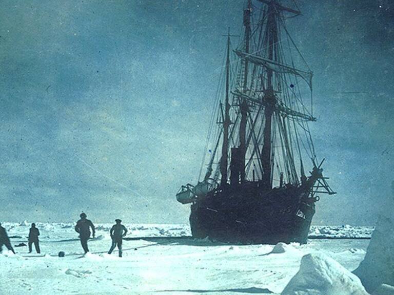 Barco perdido en la Antártica