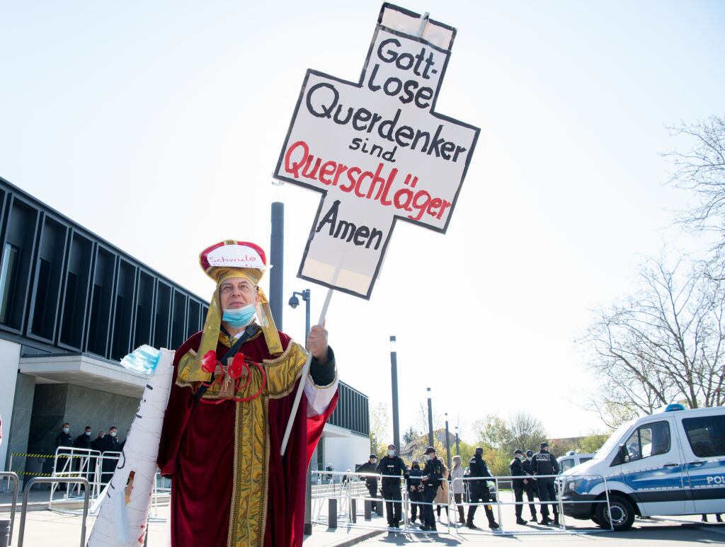Un manifestante negacionista del Covid-19 en Stuttgart
