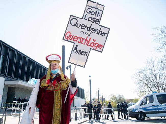 Un manifestante negacionista del Covid-19 en Stuttgart
