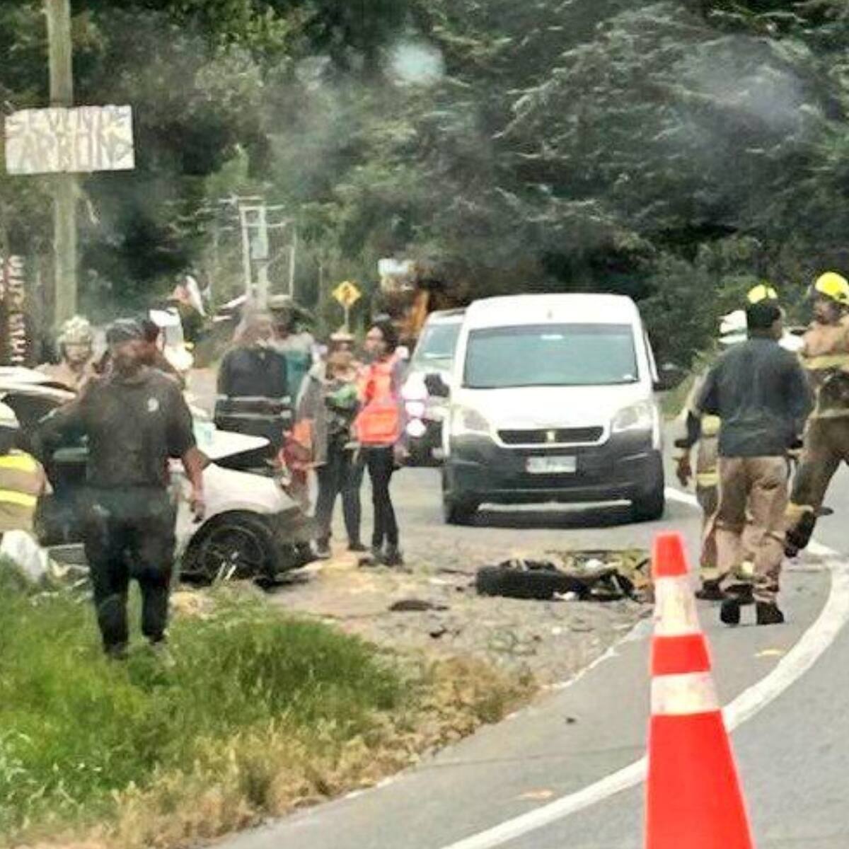 Fatal accidente deja tres muertos en Biobío: auto chocó con camiones, se volcó y cayó en el patio de una casa