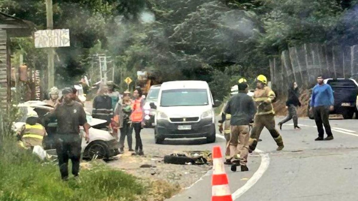 Fatal accidente deja tres muertos en Biobío: auto chocó con camiones, se volcó y cayó en el patio de una casa