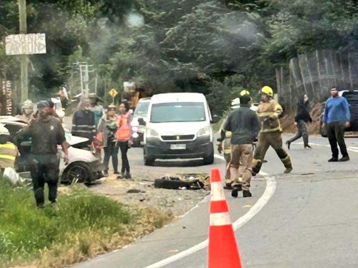 Fatal accidente deja tres muertos en Biobío: auto chocó con camiones, se volcó y cayó en el patio de una casa