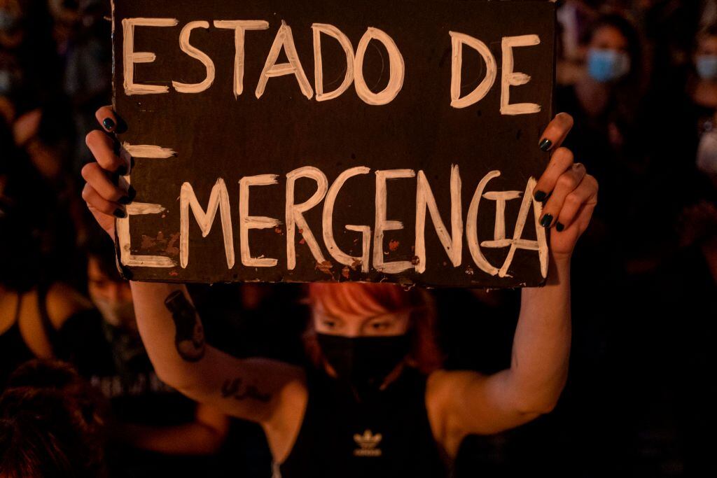 Feministas exigiendo el estado de emergencia por la violencia en contra de las mujeres en Puerto Rico
