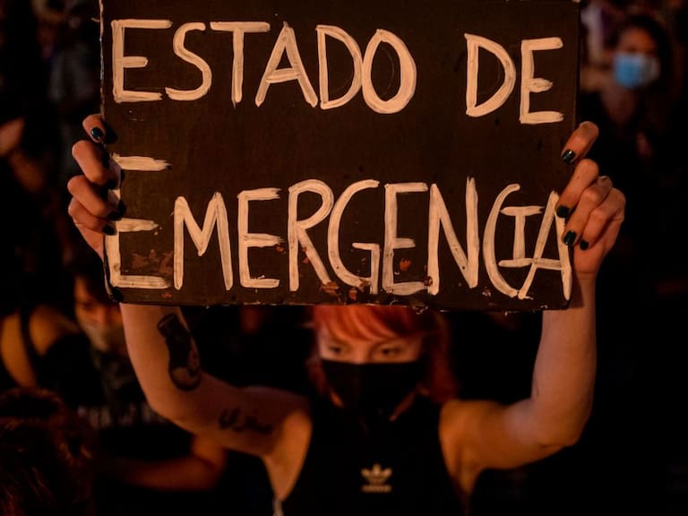 Feministas exigiendo el estado de emergencia por la violencia en contra de las mujeres en Puerto Rico