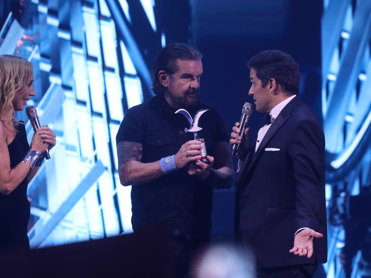 “Impresentable la falta de respeto”: bochornosa entrega de gaviota a The Cult desata ola de críticas en redes sociales