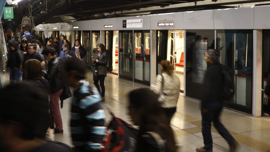 23 de Octubre de 2019/SANTIAGOCon presencia de militares y carabineros se reabrio estación Ñuñoa de linea 3, que vuelve a funcionar parcialmente después de los serios daños que sufrió la red Metro, durante las manifestaciones del pasado viernes.
FOTO:MARIO DAVILA/AGENCIAUNO