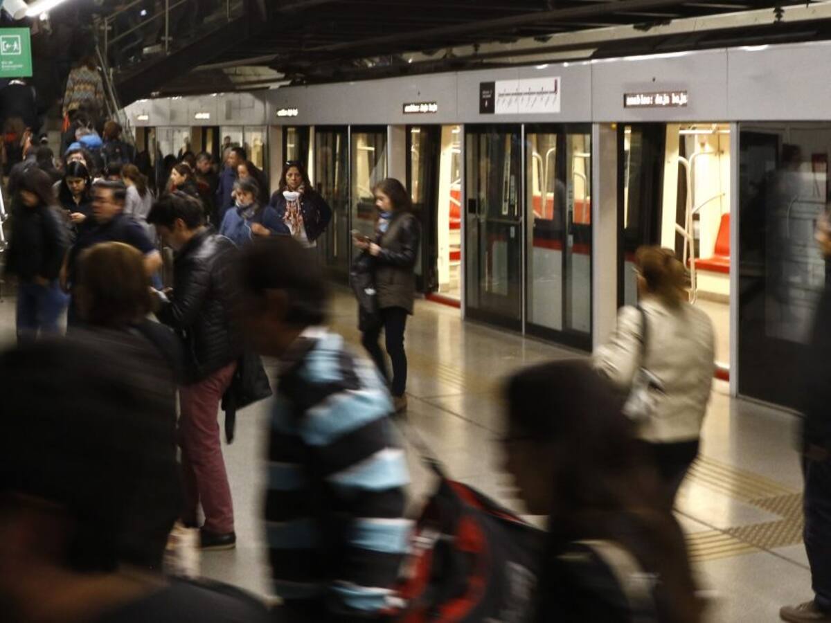 Metro de Santiago reanuda servicio en Línea 3 tras problema técnico en la vía