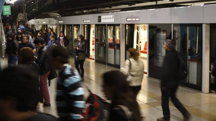 23 de Octubre de 2019/SANTIAGOCon presencia de militares y carabineros se reabrio estación Ñuñoa de linea 3, que vuelve a funcionar parcialmente después de los serios daños que sufrió la red Metro, durante las manifestaciones del pasado viernes.
FOTO:MARIO DAVILA/AGENCIAUNO