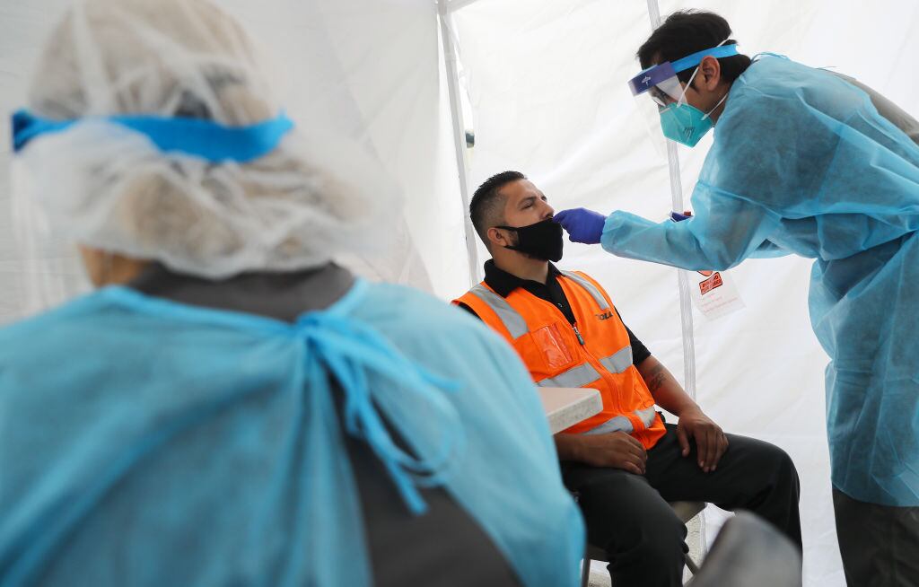 Trabajador de la salud toma un examen en California