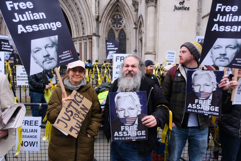 Manifestantes se reúne a las afueras de los Tribunales Reales de Justicia en Londres, en apoyo a Julian Assange que enfrenta su extradición a EEUU.