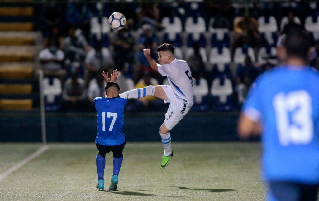 Marvin Flete de Nicaragua golpea a Jairo Henríquez de El Salvador