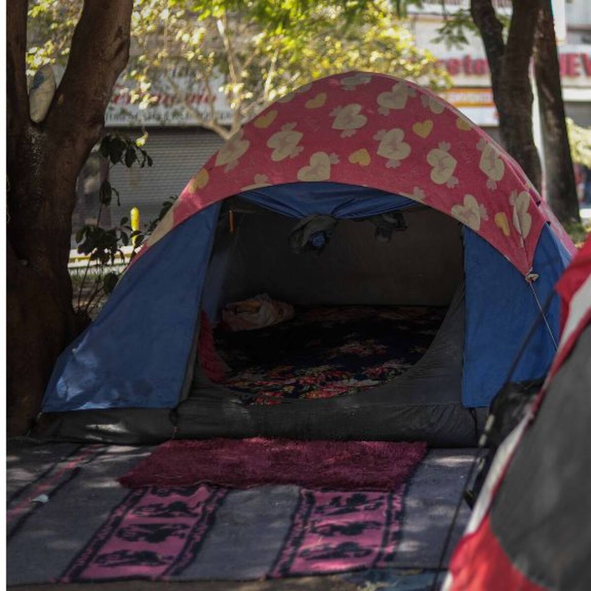 Vecinos queman carpas y «rucos» en San Joaquín: responsabilizan a personas en situación de calle de robar cables
