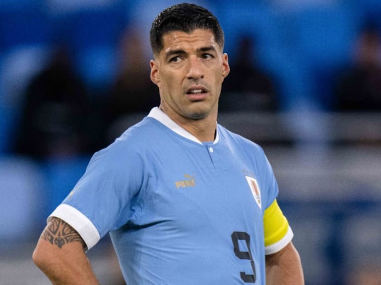 &quot;Estamos consternados con esto&quot;: Hinchas de Peñarol destrozan estatua de Luis Suárez con la camiseta de Uruguay