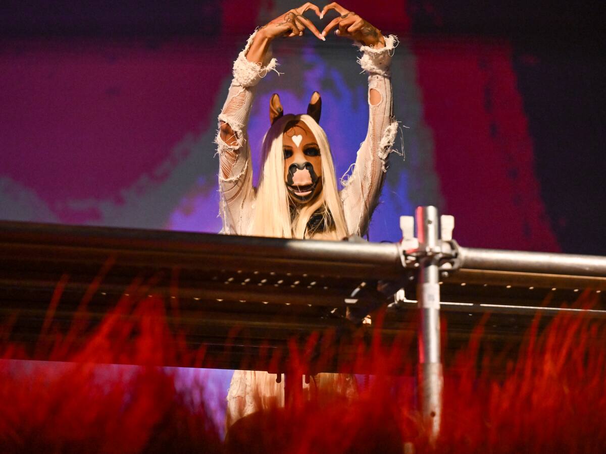 Misteriosa y disruptiva: HorsegiirL conquistó al Lollapalooza Chile 2026 con un show lleno de fantasía
