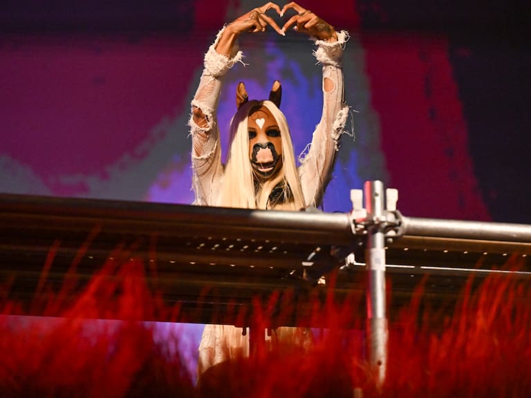 Misteriosa y disruptiva: HorsegiirL conquistó al Lollapalooza Chile 2026 con un show lleno de fantasía