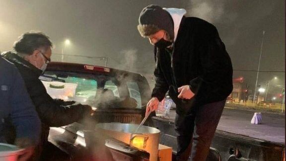 Fabián Cerda reparte comida en las calles de Curicó junto a juveniles del club