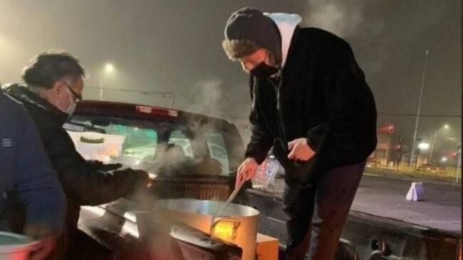 Fabián Cerda reparte comida en las calles de Curicó junto a juveniles del club