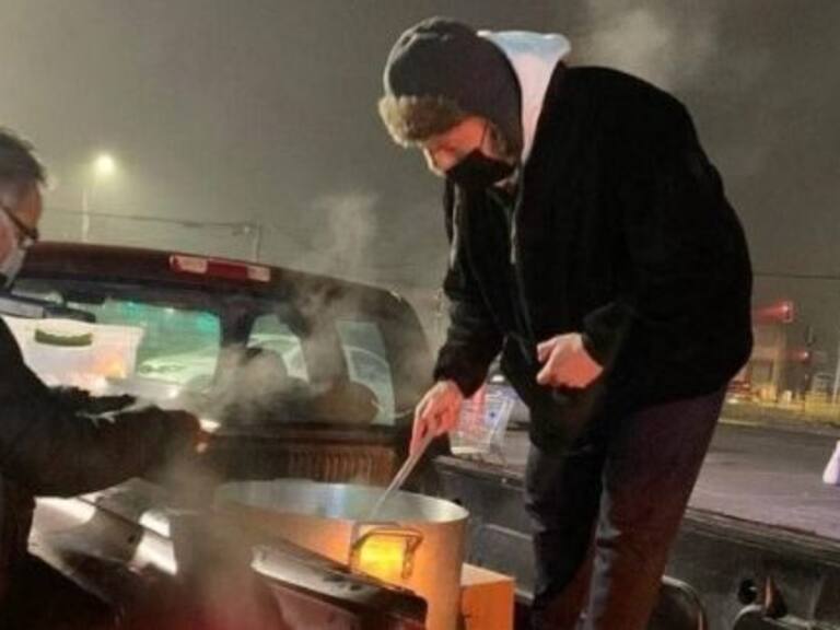 Fabián Cerda reparte comida en las calles de Curicó junto a juveniles del club
