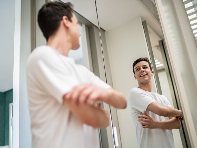 Qué significa cuando una persona habla sola y en voz alta, según la psicología