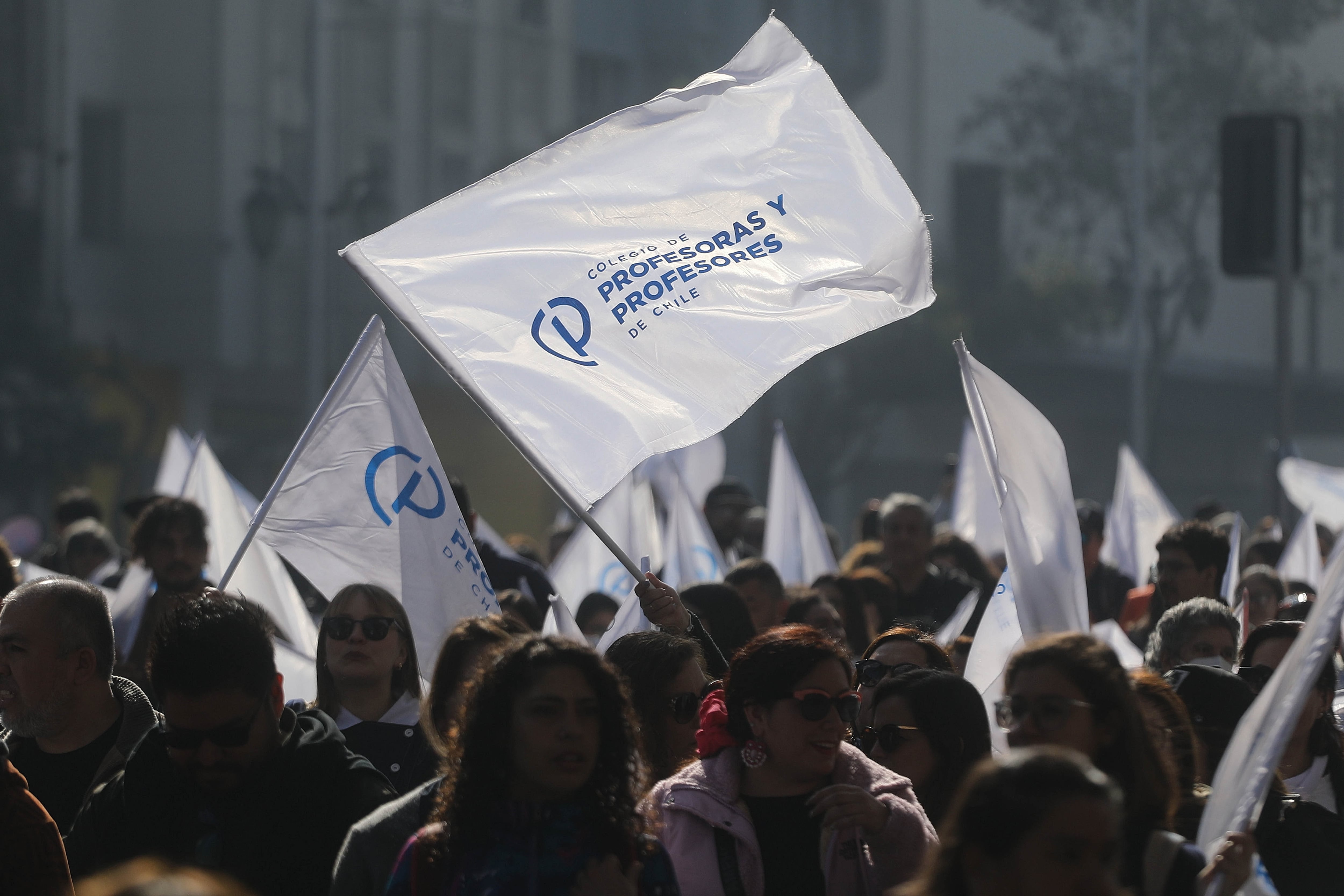 15 de mayo de 2025/SANTIAGO
Cientos de personas caminan por Alameda, durante la marcha por el paro nacional que convoco el Colegio de Profesores.
FOTO: SEBASTIAN BELTRAN GAETE / AGENCIUNO