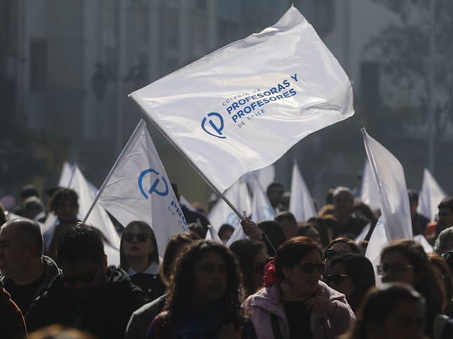 15 de mayo de 2025/SANTIAGO
Cientos de personas caminan por Alameda, durante la marcha por el paro nacional que convoco el Colegio de Profesores.
FOTO: SEBASTIAN BELTRAN GAETE / AGENCIUNO
