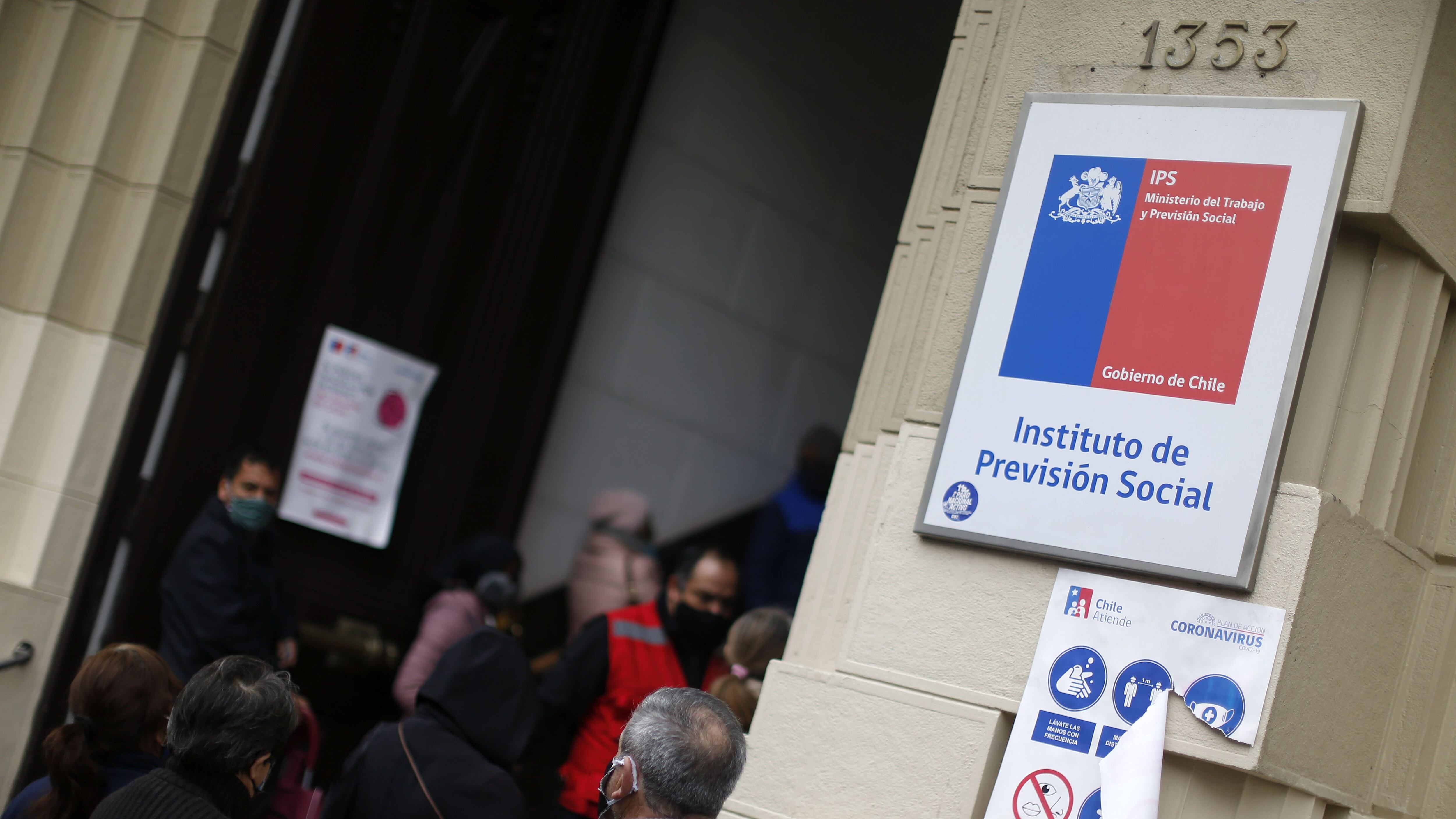 06 de Julio de 2020/SANTIAGO Varias personas esperan en una larga fila para ser atendidos y realizar sus tramites, en donde se han registrado en algunas sucursales del Instituto de Prevencin Social (IPS).
FOTO:Cristobal Escobar/Agencia UNO