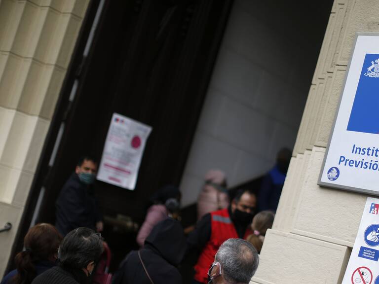 06 de Julio de 2020/SANTIAGO Varias personas esperan en una larga fila para ser atendidos y realizar sus tramites, en donde se han registrado en algunas sucursales del Instituto de Prevencin Social (IPS).
FOTO:Cristobal Escobar/Agencia UNO