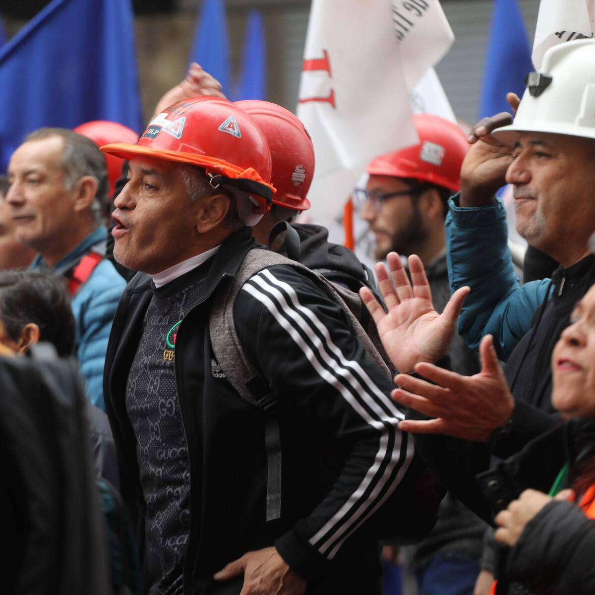 Marcha del 1 de mayo en Santiago reúne a multitudinario grupo y registra incidentes aislados