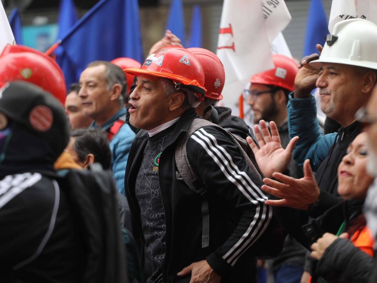 Marcha del 1 de mayo en Santiago reúne a multitudinario grupo y registra incidentes aislados