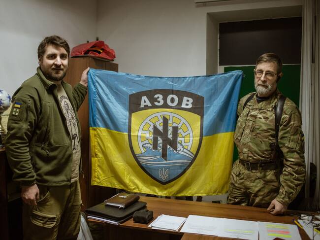 Miembros del Batallón de Azov con una bandera con un símbolo neonazi en Zaporizhzhia