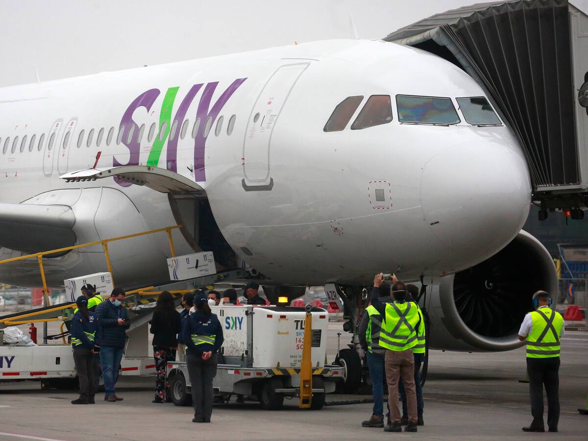 Sernac cita a declarar a Sky Airlines ante alza de un 61% en reclamos por retraso o cancelación de vuelos
