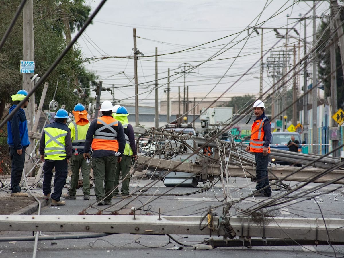 Caos en Arica: auto choca contra infraestructura eléctrica y derriba ocho postes