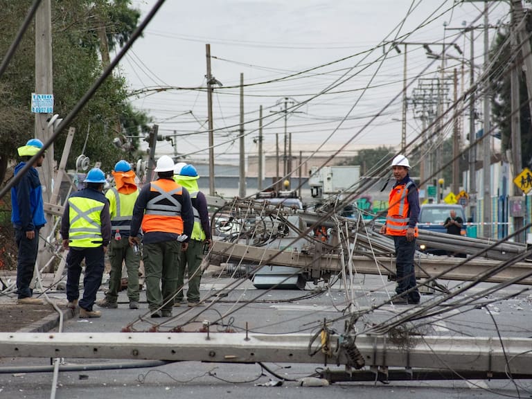 Caos en Arica: auto choca contra infraestructura eléctrica y derriba ocho postes