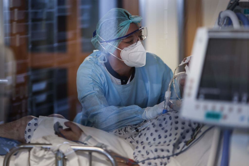 Trabajadora de la salud cuida a paciente con Covid-19 en Bélgica