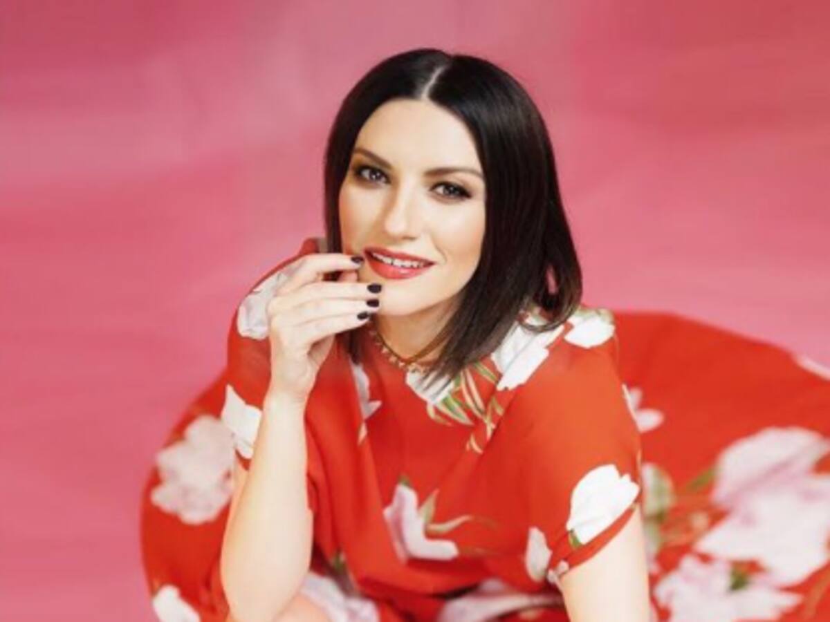 Laura Pausini sufre caída en pleno concierto